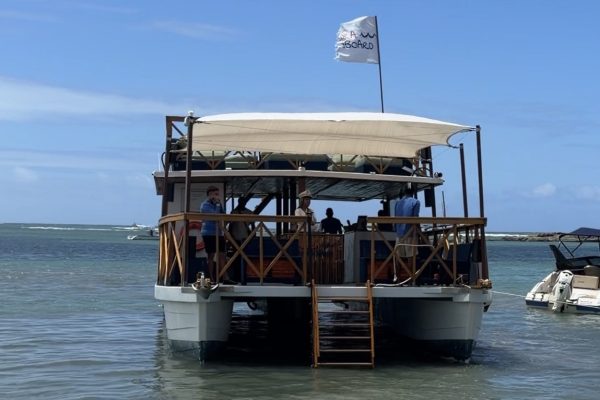 Caeira Onboard transforma passeio pelo litoral de Cairu em experiência de turismo, gastronomia e entretenimento