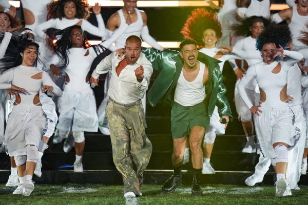Ricky Martin faz Maracanã ferver e surpreende ao lançar parceria com Pedro Sampaio durante NFL Rio Game