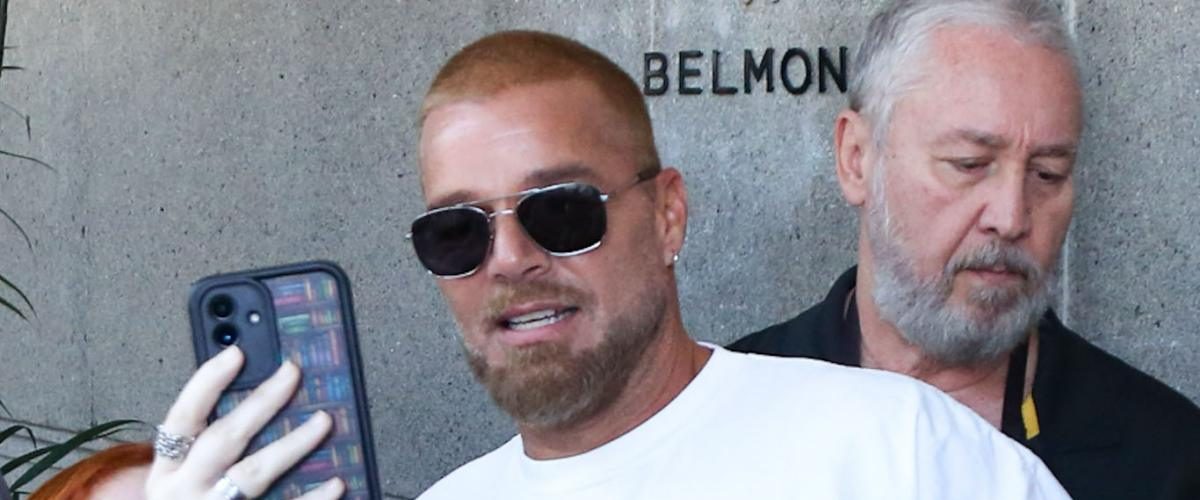 Ricky Martin encontra fãs na saída de hotel antes de show no Maracanã