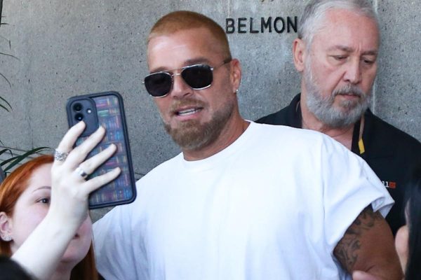 Ricky Martin encontra fãs na saída de hotel antes de show no Maracanã