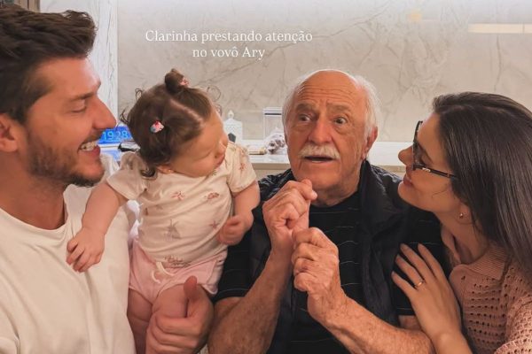 Ary Fontoura conhece filha de Camila Queiroz e Klebber Toledo em encontro cheio de carinho