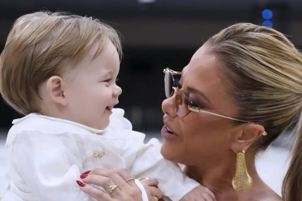 Poliana Rocha se declara para José Leonardo no aniversário de 2 anos do neto
