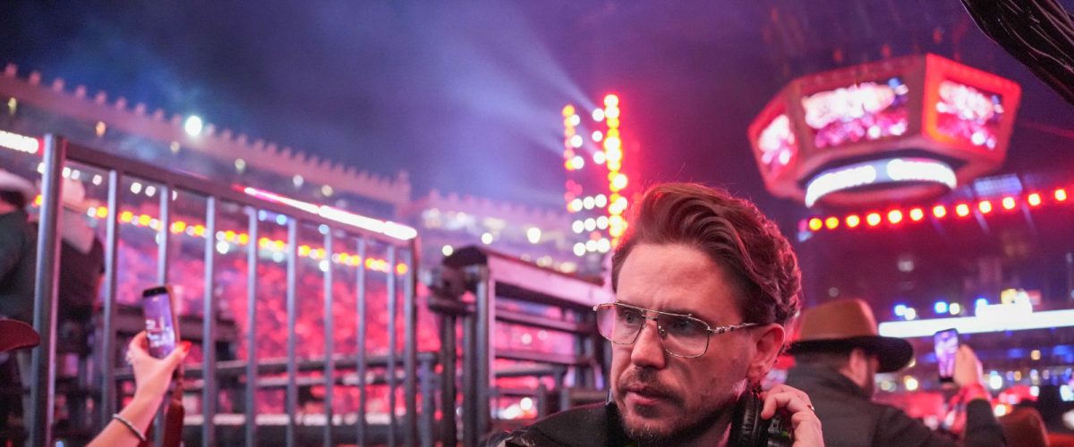 Diretor Tiago TS transforma apresentação de Gusttavo Lima em uma produção de escala cinematográfica, com tecnologia, efeitos especiais e grandes imagens cênicas