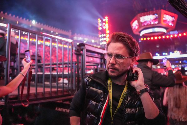 Diretor Tiago TS transforma apresentação de Gusttavo Lima em uma produção de escala cinematográfica, com tecnologia, efeitos especiais e grandes imagens cênicas