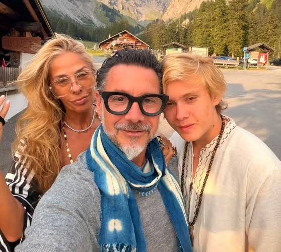 Filho de Adriane Galisteu volta ao Brasil e ganha declaração da apresentadora