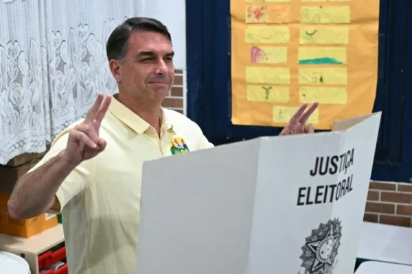Flávio Bolsonaro vota no Rio e pede concentração de votos para evitar segundo turno
