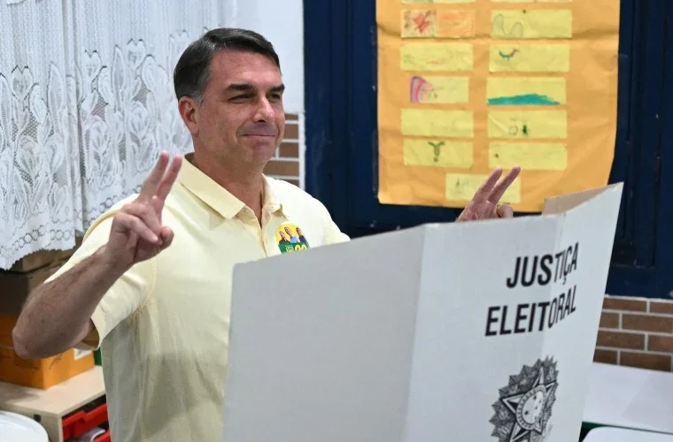 Flávio Bolsonaro vota no Rio e pede concentração de votos para evitar segundo turno