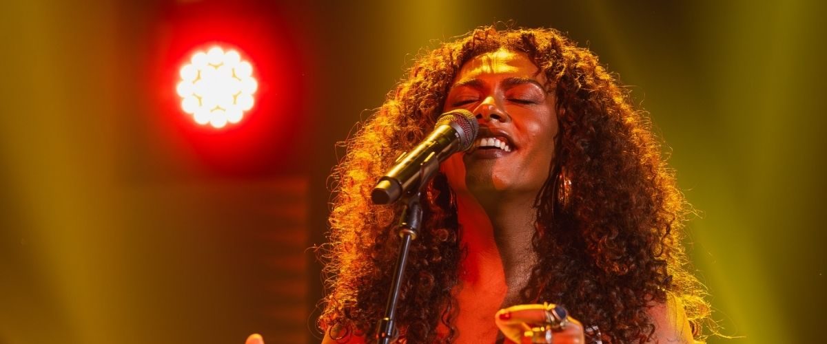 Liniker se manifesta após crítica de fã sobre encontro em bar: “Gostam de me perseguir”