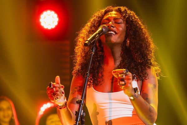 Liniker se manifesta após crítica de fã sobre encontro em bar: “Gostam de me perseguir”