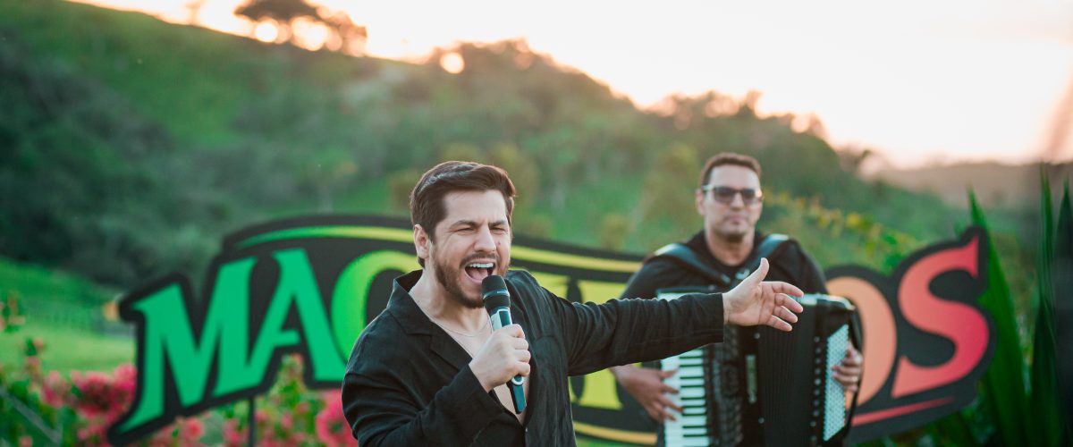 Magníficos abre o audiovisual “A Céu Aberto” com releitura de “Coisas do Amor”