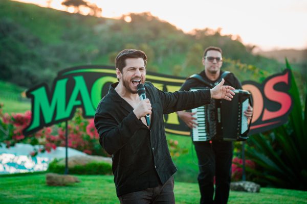 Magníficos abre o audiovisual “A Céu Aberto” com releitura de “Coisas do Amor”