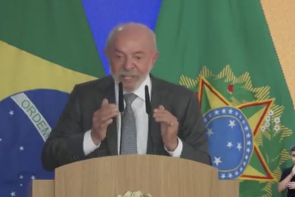 Lula anuncia perdão de dívidas de MEIs e promete facilitar acesso ao crédito
