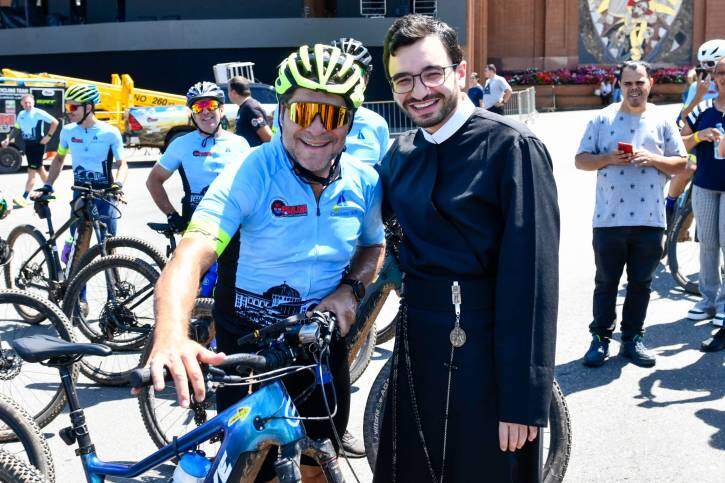 Daniel chega a Aparecida após pedalada de 318 quilômetros em demonstração de fé