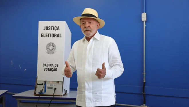 Lula vota em São Bernardo e diz que eleição coloca democracia e futuro do país em disputa