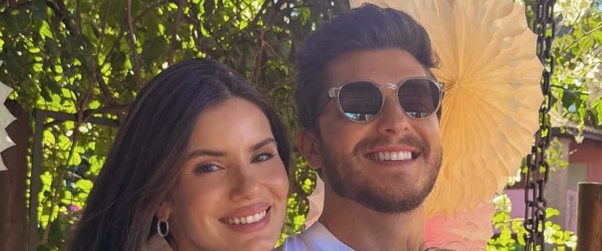 Camila Queiroz fala sobre nova fase com Klebber Toledo após a chegada da filha Clara