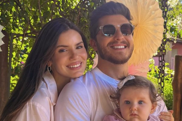 Camila Queiroz fala sobre nova fase com Klebber Toledo após a chegada da filha Clara