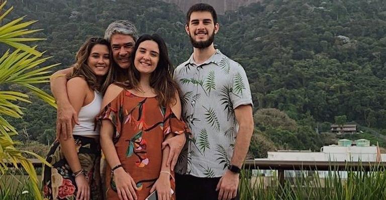 William Bonner emociona ao tatuar foto dos filhos em homenagem aos 29 anos dos trigêmeos